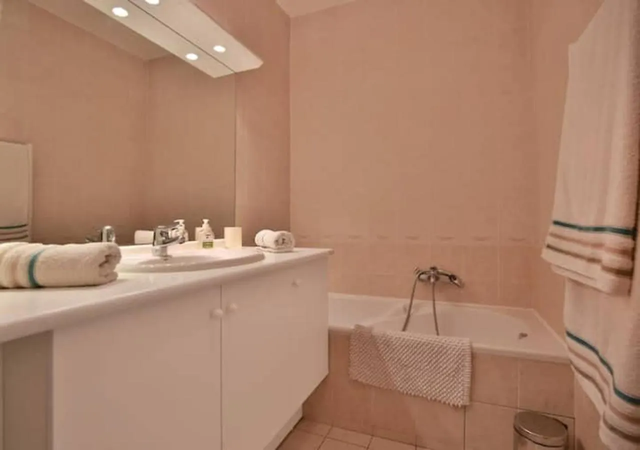 Charming Two-Bedroom Apartment With Balcony And Garage By The Marina Antibes
