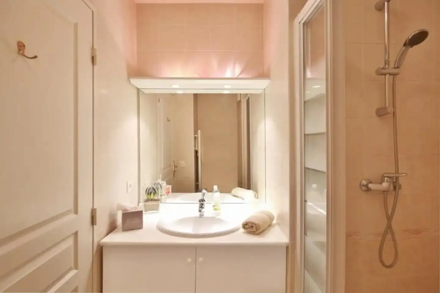 Charming Two-Bedroom Apartment With Balcony And Garage By The Marina Antibes