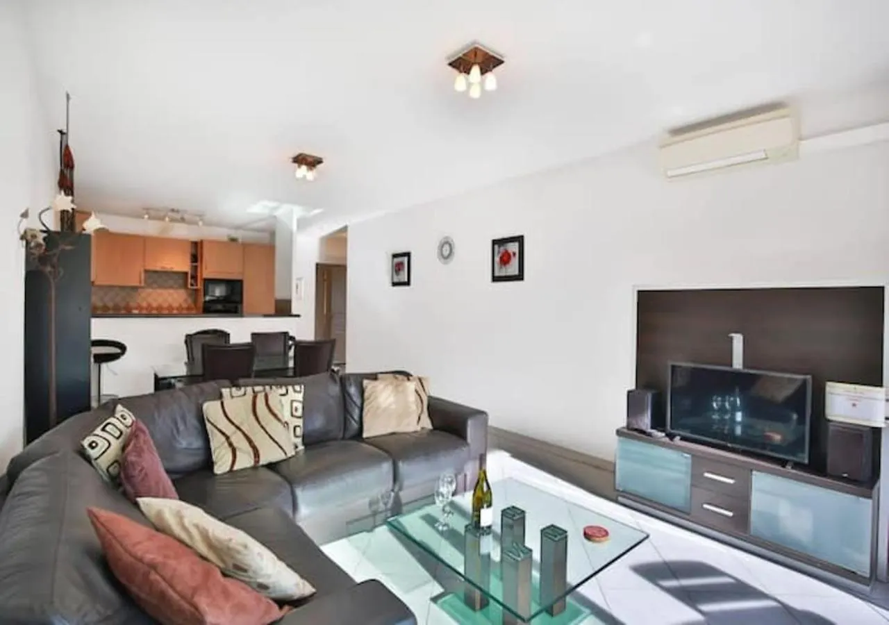 Charming Two-Bedroom Apartment With Balcony And Garage By The Marina Antibes